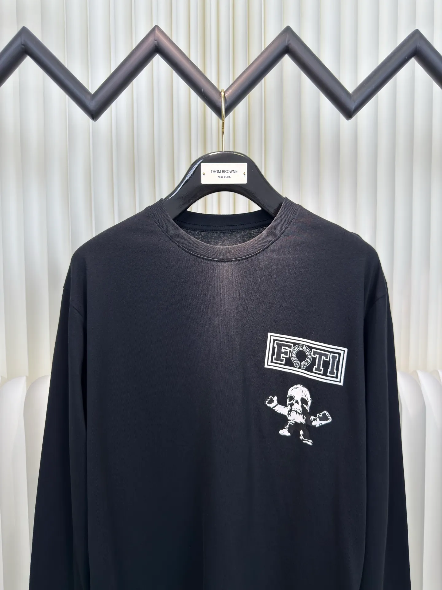 P290 Chrome Heart skull colorful printed long sleeves. The fabric is made of 26-woven 220g cotton. The printing is printed with thermosetting ink. Customized accessories. Size S M L